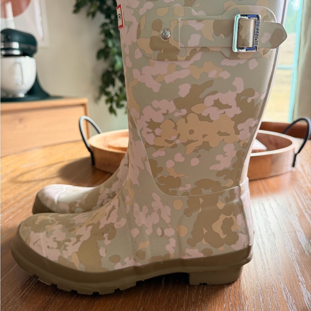 Hunter Original Short Floral Camo Print Rain Boots
Size 8
Like new w/o box - Picture 2 of 9